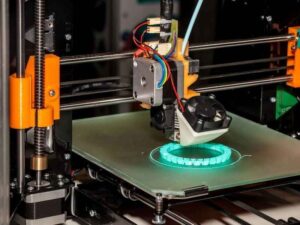 Ein 3D-Drucker beim drucken eines Teils.