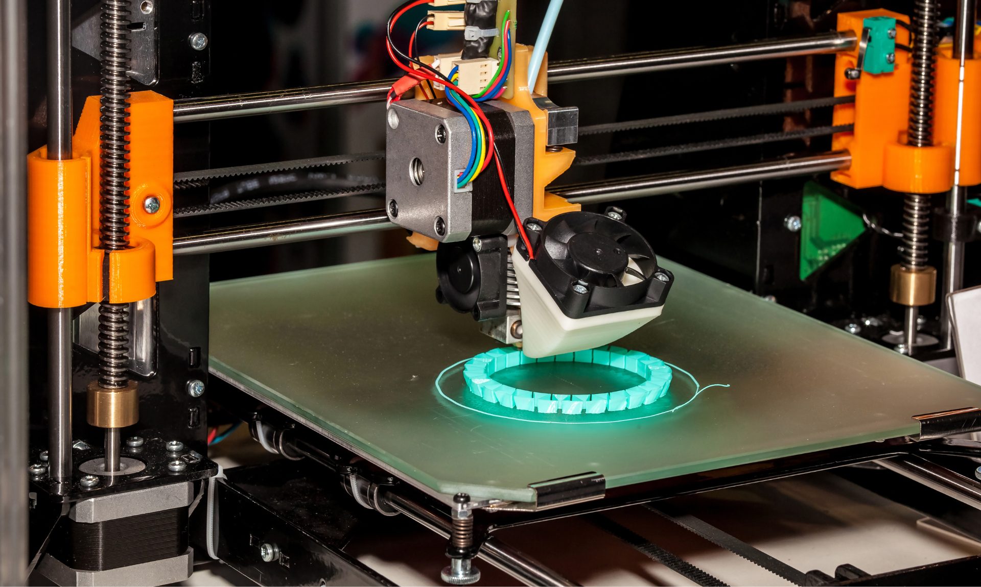 Ein 3D-Drucker beim drucken eines Teils.