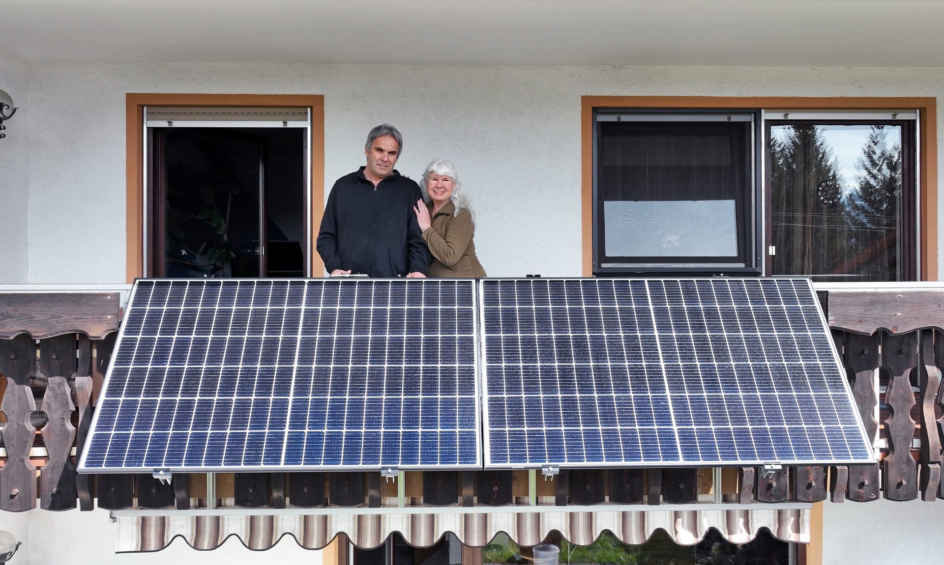 Ein Balkonkraftwerk fertig montiert an einem breiten Balkon.