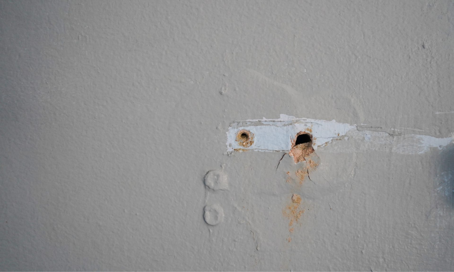 Bohrlöcher in einer Wand lassen sich mit wenig Aufwand schnell und sicher verschließen.