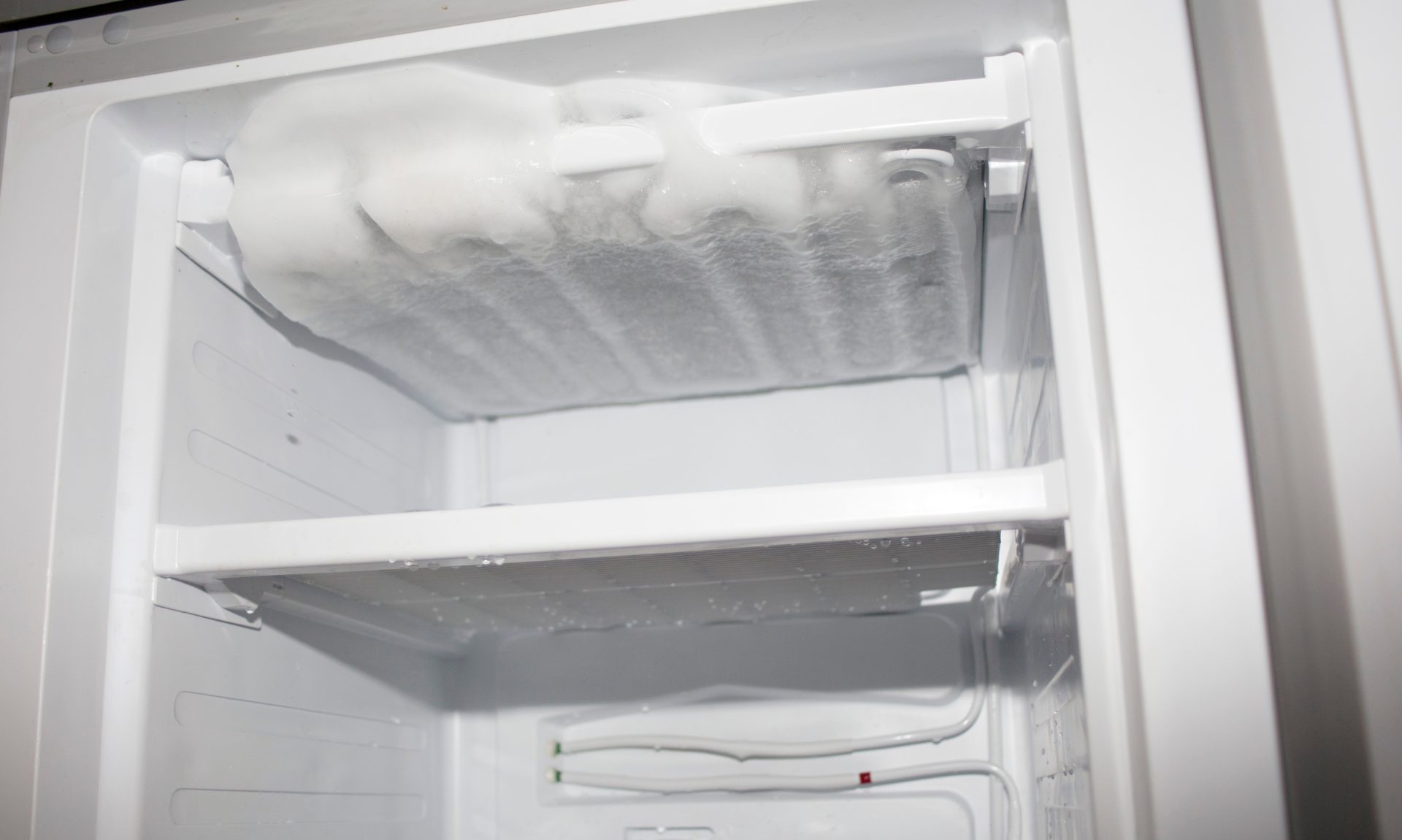 Den Kühlschrank sollte man regelmäßig vom Eis befreien.