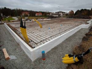 Eine Schalung und die Bewehrungseisen wurden aufgestellt und die Bodenplatte zu betonieren.