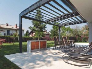 Eine moderne Pergola aus Aluminium mit verstellbaren Lamellen.
