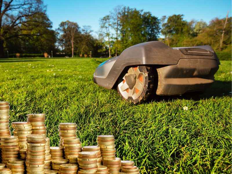 Mähroboter Kosten & Wirtschaftlichkeit: Anschaffung & Betrieb