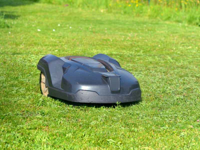 Mähroboter auf einer Rasenfläche - Wie funktioniert ein Mährobter.